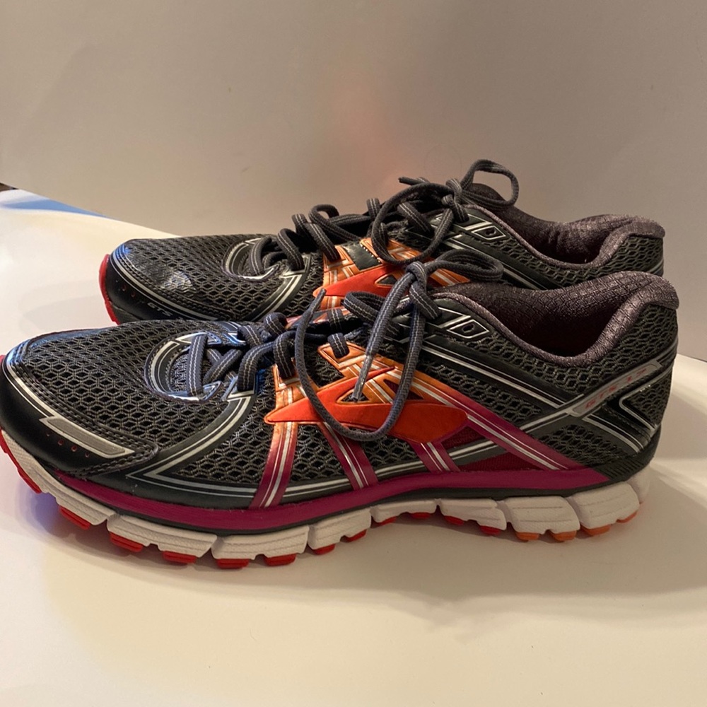 Womens Brooks size 12. Never worn.